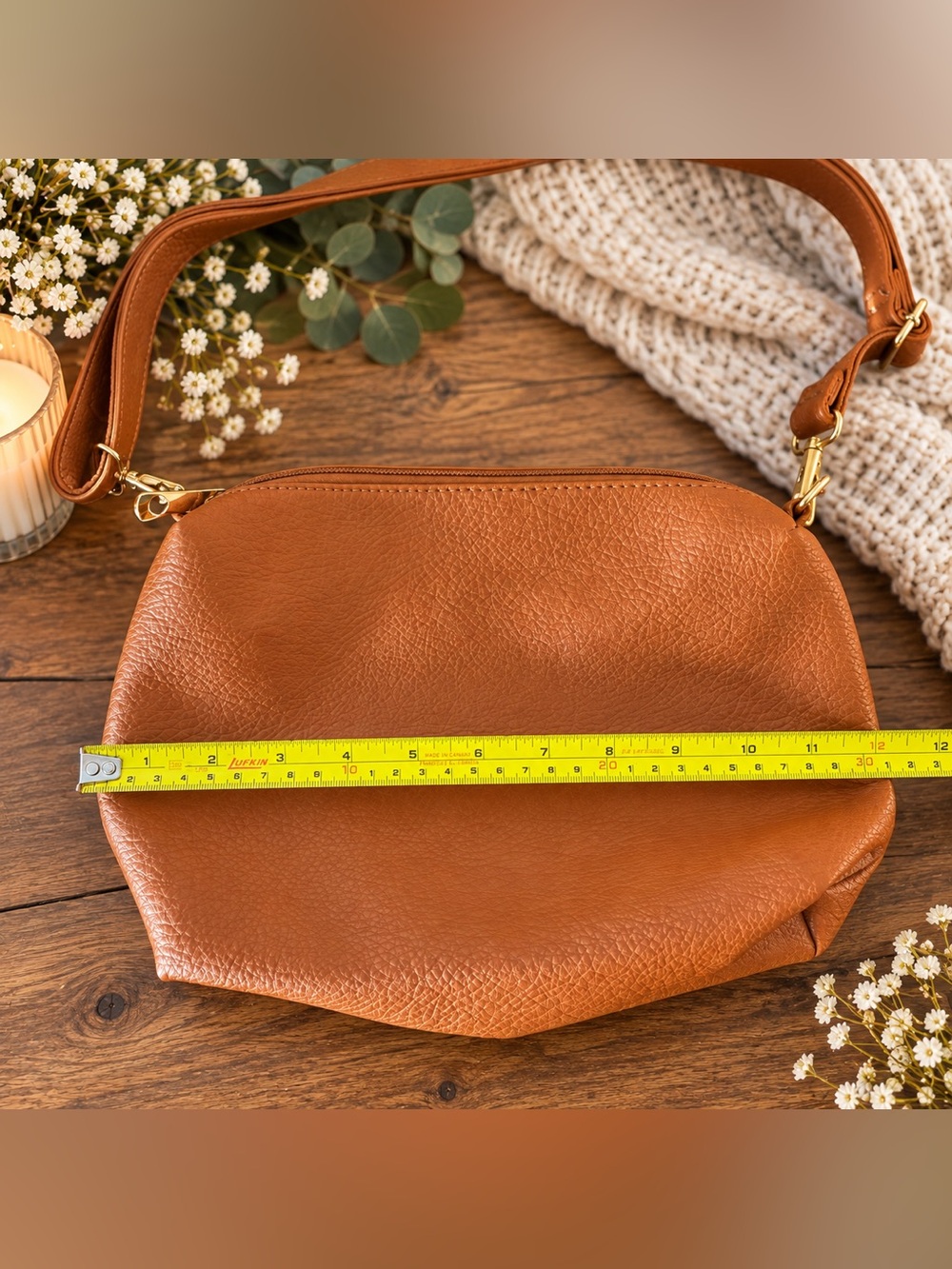 Classic Women's Leather Shoulder Bag in Cognac - Picture 4 of 5